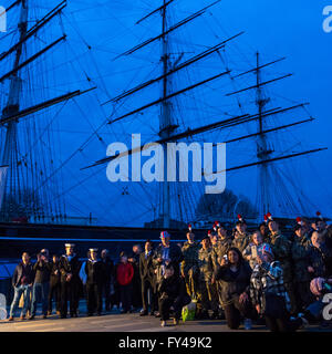 Greenwich, Londres, 21 avril 2016. Le Royal Borough de Greenwich, célèbre le 90e anniversaire de la Reine à Cutty Sark Gardens avec royal-themed entertainment et de la musique à partir de bandes locales, participation des mer et les cadets de l'armée et un discours prononcé par le maire de Greenwich, conseiller Norman Adams. Credit : Imageplotter News et Sports/Alamy Live News Banque D'Images