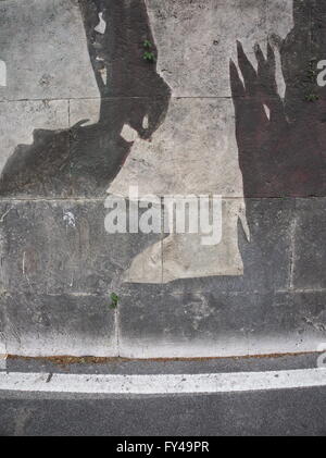 Rome, Italie, le 21 avril 2016. Détail d'un des pictues conçu par l'artiste sud-africain William Kentridge. William Kentridge n'utilise pas de peinture pour réaliser son travail, mais au lieu d'effacer la couche biologique accumulée sur la surface du mur, créant ses murales comme un crédit negativ : Davide Vadala/Alamy Live News Banque D'Images