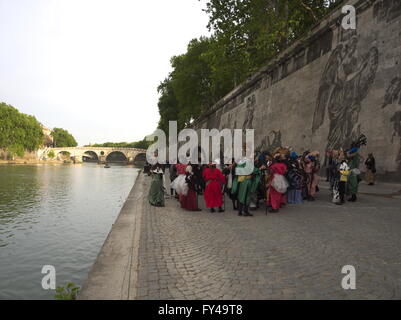 Rome, Italie, le 21 avril 2016. Préparation se passe sur une rive de la rivière Tiberim pour l'inauguration de "triomphe", et déplore l'installation artistique conçu par l'artiste sud-africain William Kentridge. William Kentridge n'utilise pas de peinture pour réaliser son travail, mais au lieu d'effacer la couche biologique accumulée sur la surface du mur, créant ses murales comme un crédit negativ : Davide Vadala/Alamy Live News Banque D'Images