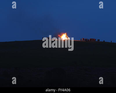 Minehead, Somerset, Royaume-Uni. 21 avril 2016. Un rassemblement autour de l'éclairage de la balise sur la colline nord de Minehead en l'honneur des reines 90ème anniversaire. Credit : Adrian Hall/Alamy Live News Banque D'Images