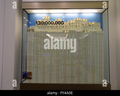 DENVER, COLORADO - le 7 juillet : Pile de centaines de dollars en vitrine d'également 30 millions de dollars à l'intérieur de United States Mint à Denver, Colorado. Le 7 juillet 2015. Banque D'Images