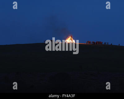 Minehead, Somerset, Royaume-Uni. 21 avril 2016. Un rassemblement autour de l'éclairage de la balise sur la colline nord de Minehead en l'honneur des reines 90ème anniversaire. Credit : Adrian Hall/Alamy Live News Banque D'Images