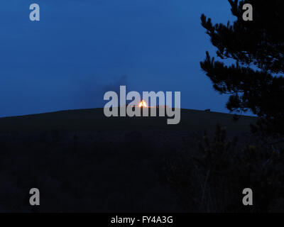 Minehead, Somerset, Royaume-Uni. 21 avril 2016. Un rassemblement autour de l'éclairage de la balise sur la colline nord de Minehead en l'honneur des reines 90ème anniversaire. Credit : Adrian Hall/Alamy Live News Banque D'Images