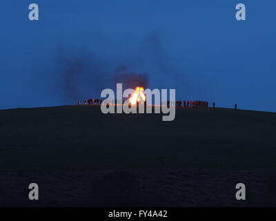 Minehead, Somerset, Royaume-Uni. 21 avril 2016. Un rassemblement autour de l'éclairage de la balise sur la colline nord de Minehead en l'honneur des reines 90ème anniversaire. Credit : Adrian Hall/Alamy Live News Banque D'Images