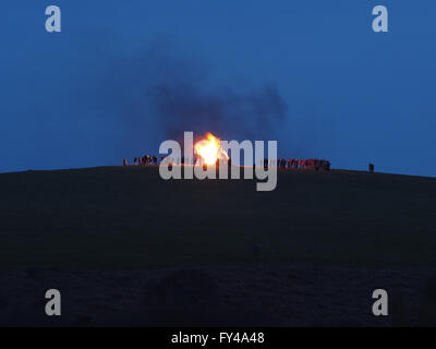 Minehead, Somerset, Royaume-Uni. 21 avril 2016. Un rassemblement autour de l'éclairage de la balise sur la colline nord de Minehead en l'honneur des reines 90ème anniversaire. Credit : Adrian Hall/Alamy Live News Banque D'Images