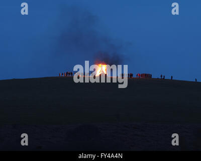 Minehead, Somerset, Royaume-Uni. 21 avril 2016. Un rassemblement autour de l'éclairage de la balise sur la colline nord de Minehead en l'honneur des reines 90ème anniversaire. Credit : Adrian Hall/Alamy Live News Banque D'Images