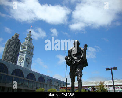 SAN FRANCISCO - Le 6 juillet : Statue de la paix par le Ghandi activitist Ferry Building à San Francisco, Californie. Le 6 juillet. 2010. Banque D'Images