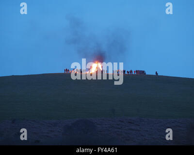 Minehead, Somerset, Royaume-Uni. 21 avril 2016. Un rassemblement autour de l'éclairage de la balise sur la colline nord de Minehead en l'honneur des reines 90ème anniversaire. Credit : Adrian Hall/Alamy Live News Banque D'Images