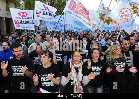 Buenos Aires, Argentine. Apr 21, 2016. Tenir les employés de la Banque au cours d'un drapeaux tenue en mars le premier jour d'une banque de 48 heures de grève nationale convoquée par l'Association des banques, dans la ville de Buenos Aires, Argentine, le 21 avril 2016. Les employés de banque ont mené une grève nationale de 48 heures pour exiger une augmentation de salaire et la réintégration des employés congédiés, selon la presse locale. © Candelaria Lagos/TELAM/Xinhua/Alamy Live News Banque D'Images