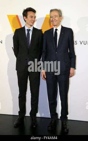 Tokyo, Japon. Apr 21, 2016. La marque de luxe française président-directeur général du groupe LVMH Bernard Arnault (R) sourit avec son fils Antoine lors d'un appel de la photo pour l'accueil de Louis Vuitton's art exposition à Tokyo le jeudi 21 avril, 2016. French luxury barnd Luis Vuitton tiendra l'exposition 'Volez, Voyagez, Voguez' à Tokyo du 23 avril à juin 19. Credit : Yoshio Tsunoda/AFLO/Alamy Live News Banque D'Images