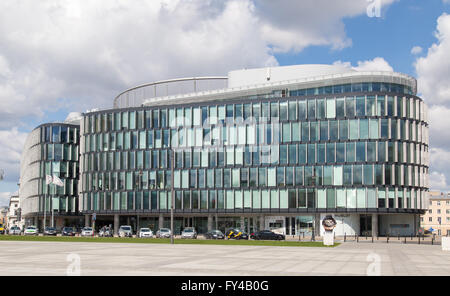 Varsovie, Pologne. Apr 21, 2016. Metropolitan building © Mateusz Wlodarczyk/Pacific Press/Alamy Live News Banque D'Images