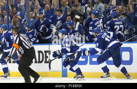 Tampa, Floride, USA. Apr 21, 2016. DIRK SHADD | fois .les joueurs de Tampa Bay à l'audience leap pour célébrer comme ils gagnent 1 à 0 dans un exclus de la victoire à la défaite et à éliminer les Red Wings de Detroit en jeu cinq des éliminatoires de la coupe Stanley à Amalie Arena à Tampa le jeudi (04/21/16) © Dirk Shadd/Tampa Bay Times/ZUMA/Alamy Fil Live News Banque D'Images