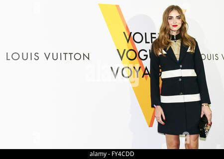 Tokyo, Japon. Apr 21, 2016. Modèle Italienne Chiara Ferragni pose pour les caméras au cours de la célébration d'ouverture de Louis Vuitton's ''Volez, Voyagez, Voguez'' exposition le 21 avril 2016, Tokyo, Japon. Après une exécution réussie à Paris, la marque de mode de luxe apporte maintenant la tranche pour Tokyo, qui retrace l'histoire de Louis Vuitton de 1854 à aujourd'hui. Quelques 1 000 objets, y compris les lignes réseau rares, photographies et cartes clients manuscrite sera affiché. Chambre japonaise sera mis en place spécialement pour le Japon, avec des objets rares tels que le maquillage et les lignes de la cérémonie du thé pour le kabuki Ebizo acteur XI. L Banque D'Images
