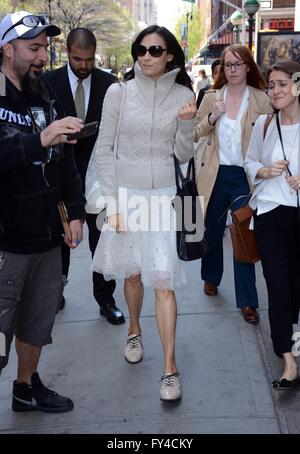 New York, NY, USA. Apr 21, 2016. Famke Janssen dehors et environ pour la célébrité Candids - THU, New York, NY Le 21 avril 2016. Credit : Derek Storm/Everett Collection/Alamy Live News Banque D'Images