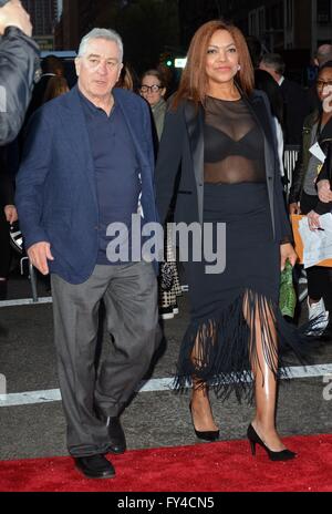 New York, NY, USA. Apr 21, 2016. Robert DeNiro, Grace Hightower arrivées au chauffeur de taxi pour une projection spéciale au Festival du film de Tribeca 2016, Beacon Theater, New York, NY Le 21 avril 2016. Credit : Derek Storm/Everett Collection/Alamy Live News Banque D'Images