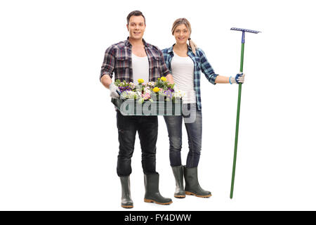 Jeune homme et d'une femme posant avec équipement de jardinage et de fleurs isolé sur fond blanc Banque D'Images