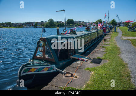 Un petit bateau amarré dans le bassin à Glasson dock près de Lancaster Banque D'Images