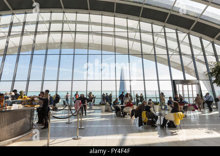 Le Sky Garden Restaurant et terrasse d'observation au sommet de l'édifice talkie walkie, Londres avec le tesson en vue Banque D'Images