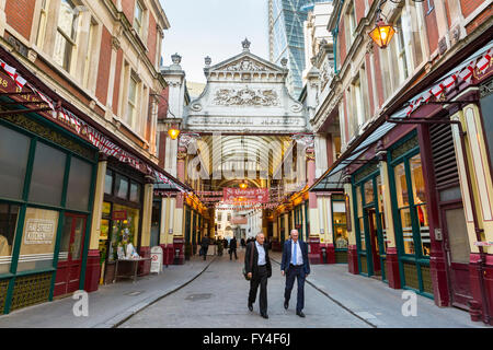 Les travailleurs de la ville en face de Leadenhall Market, décorée de drapeaux pour le jour de rue George, dans la ville de Londres, Angleterre Banque D'Images