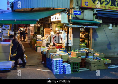 Le marché aux poissons de Tsukiji, Tokyo, Japon Banque D'Images