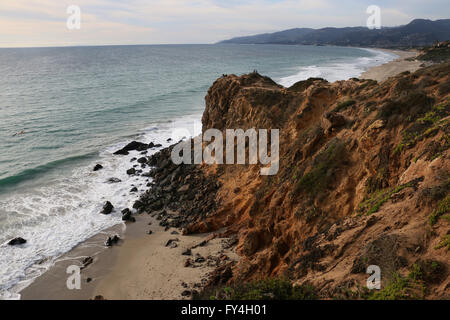 Rocky beach Point Dume falaises State Park en Californie Banque D'Images