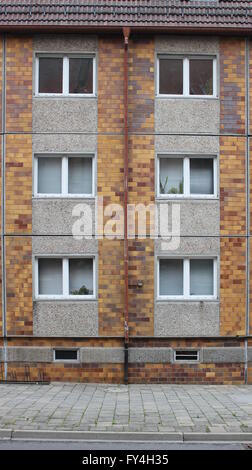 Windows typique dans un bâtiment de style plattenbau à partir de l'Est de l'Allemagne. La rue peut être vu à la terre. Banque D'Images