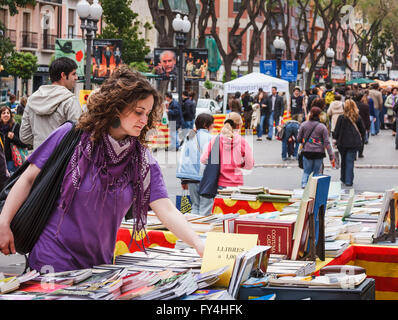 Femme vous parcourez à street kiosque sur La Rambla Nova, à Tarragone, Catalogne, Espagne - le 23 avril, jour de Sant Jordi Banque D'Images