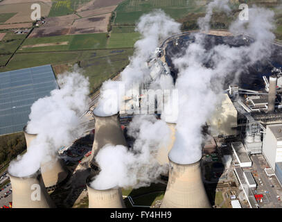 Vue aérienne de la vapeur par les tours de refroidissement chez Drax Power Station dans le Yorkshire, UK Banque D'Images