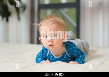 Baby Boy lying on belly Banque D'Images