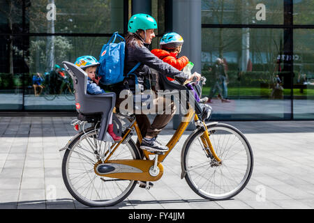 Mère et enfants sur un vélo, Spitalfields, Londres, Angleterre Banque D'Images