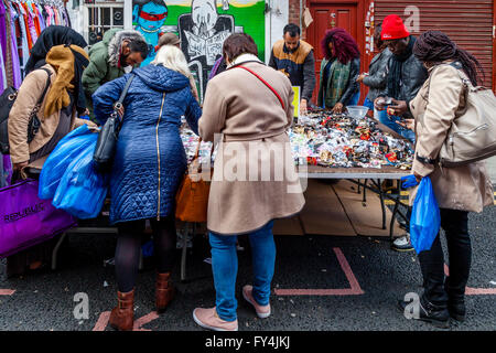Les gens dans votre marché Petticoat Lane, Londres, Angleterre Banque D'Images