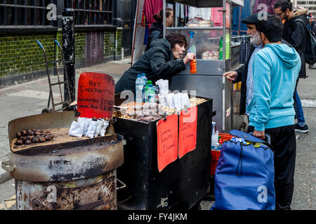 Une femme vendant des collations et des boissons, marché Petticoat Lane, Londres, Angleterre Banque D'Images