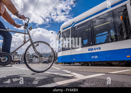 Les vélos et tramways beaucoup plus nombreuses que les voitures à Amsterdam. Les transports écologiques est la méthode préférée de transport. Chariot de tramway Banque D'Images