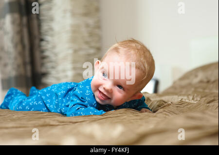 Baby Boy lying on belly Banque D'Images