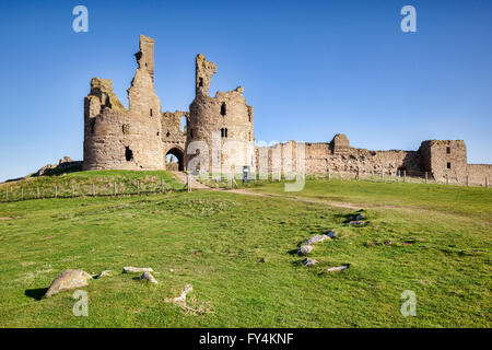 Château de Dunstanburgh sur la côte de Northumberland, Angleterre du Nord-Est. Banque D'Images