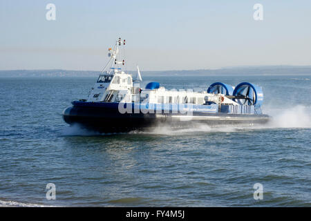 Aéroglisseur hovertravel arrivant en Angleterre southsea Banque D'Images