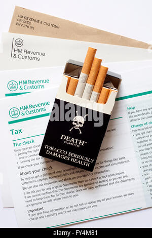 Paquet de cigarettes de marque mort avec des formulaires fiscaux Banque D'Images