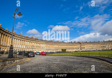 Une vue sur la magnifique architecture géorgienne du Royal Crescent à Bath, Somerset. Banque D'Images