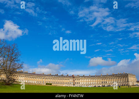 Une vue sur le magnifique Royal Crescent à Bath, Somerset. Banque D'Images