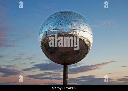 The Glitter Ball au crépuscule, sur la rive sud de Blackpool Banque D'Images