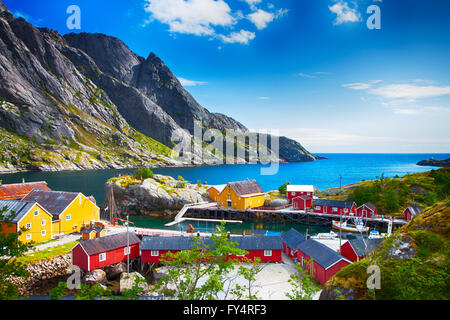 NUSFJORD, NORVÈGE - Juli 21, 2011 - village de Nusfjord, Lofoten, Norvège Banque D'Images