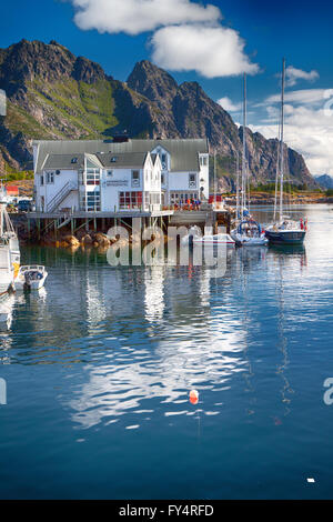 Henningsvær, NORVÈGE - 21 juillet 2011 - Vue de village norvégien typique avec des maisons en bois dans la région de Henningsvær, Lofoten, Norvège Banque D'Images