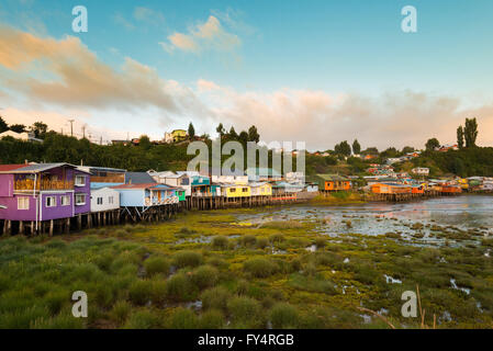 Échasses traditionnelles maisons appelé palafitos à Castro, l'île de Chiloé, Chili Banque D'Images