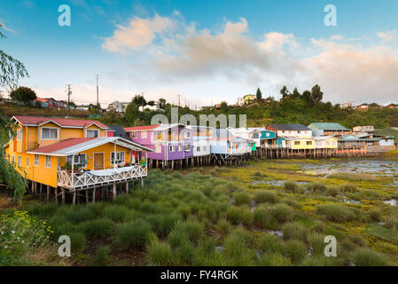 Échasses traditionnelles maisons appelé palafitos à Castro, l'île de Chiloé, Chili Banque D'Images