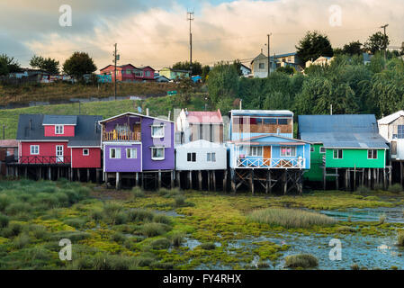 Échasses traditionnelles maisons appelé palafitos à Castro, l'île de Chiloé, Chili Banque D'Images