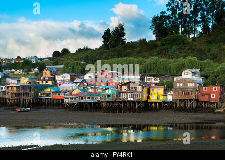 Échasses traditionnelles maisons appelé palafitos à Castro, l'île de Chiloé, Chili Banque D'Images