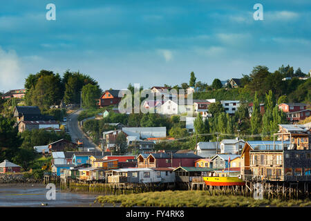 Échasses traditionnelles maisons appelé palafitos à Castro, l'île de Chiloé, Chili Banque D'Images