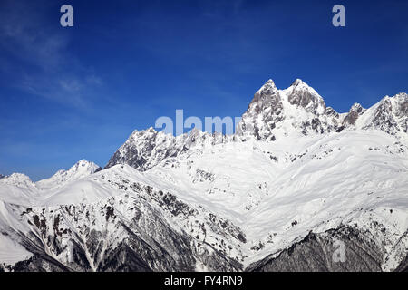 Le mont Ushba en hiver à jour ensoleillé. Montagnes du Caucase. Svaneti, région de la Géorgie. Banque D'Images