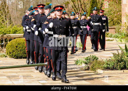 Les soldats de l'Ulster 'Gunners' dans l'uniforme de cérémonie en mars à Hillsborough Palace, comté de Down, Irlande du Nord. Banque D'Images