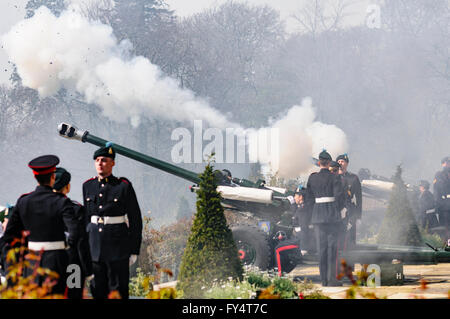 Les soldats de l'Ulster 'Gunners' dans l'uniforme de cérémonie fire un hommage sur un L118 Canon obusier (léger) Banque D'Images